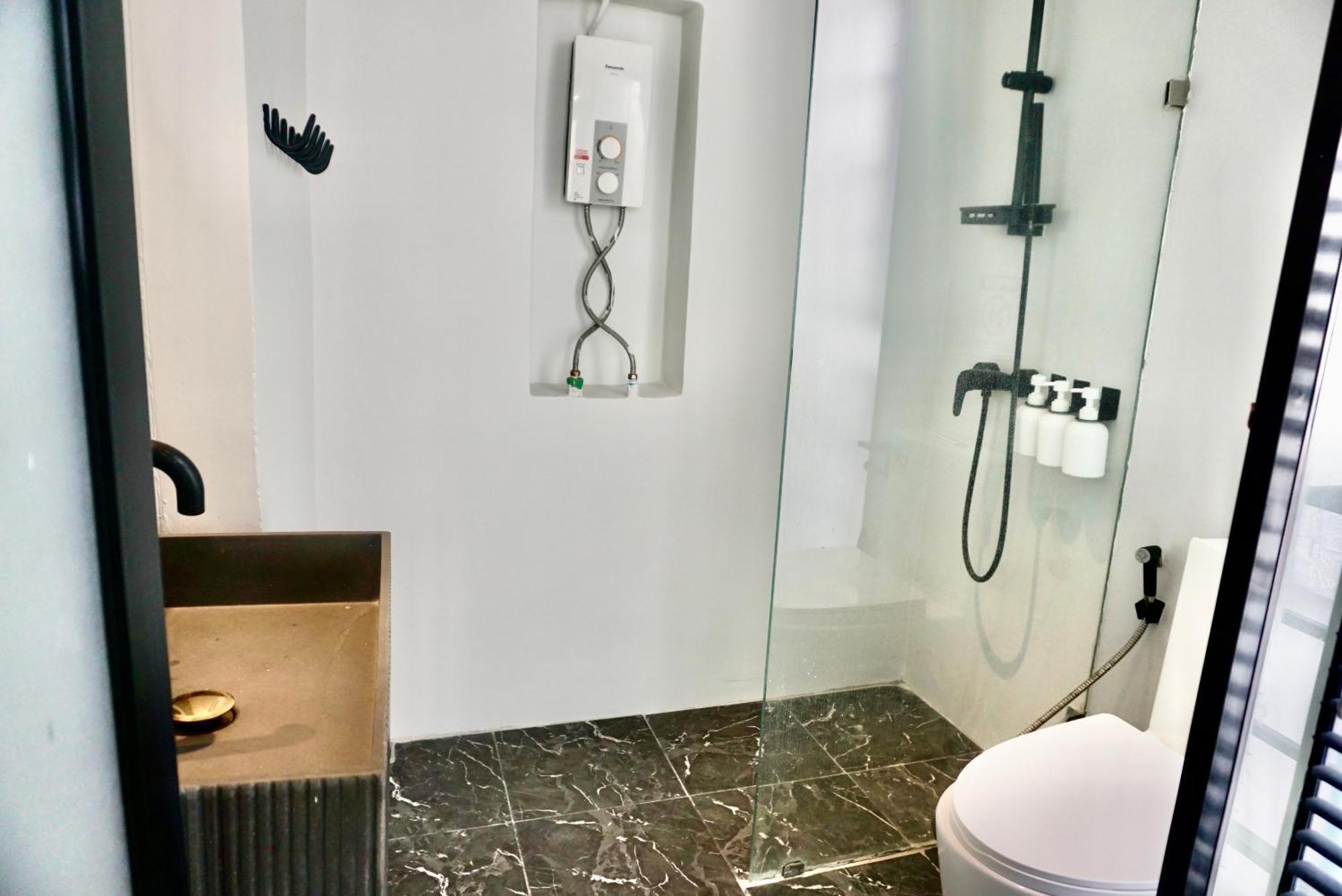 Hip And Funky Apartment Silom Soi 3, With Rooftop View 방콕 외부 사진