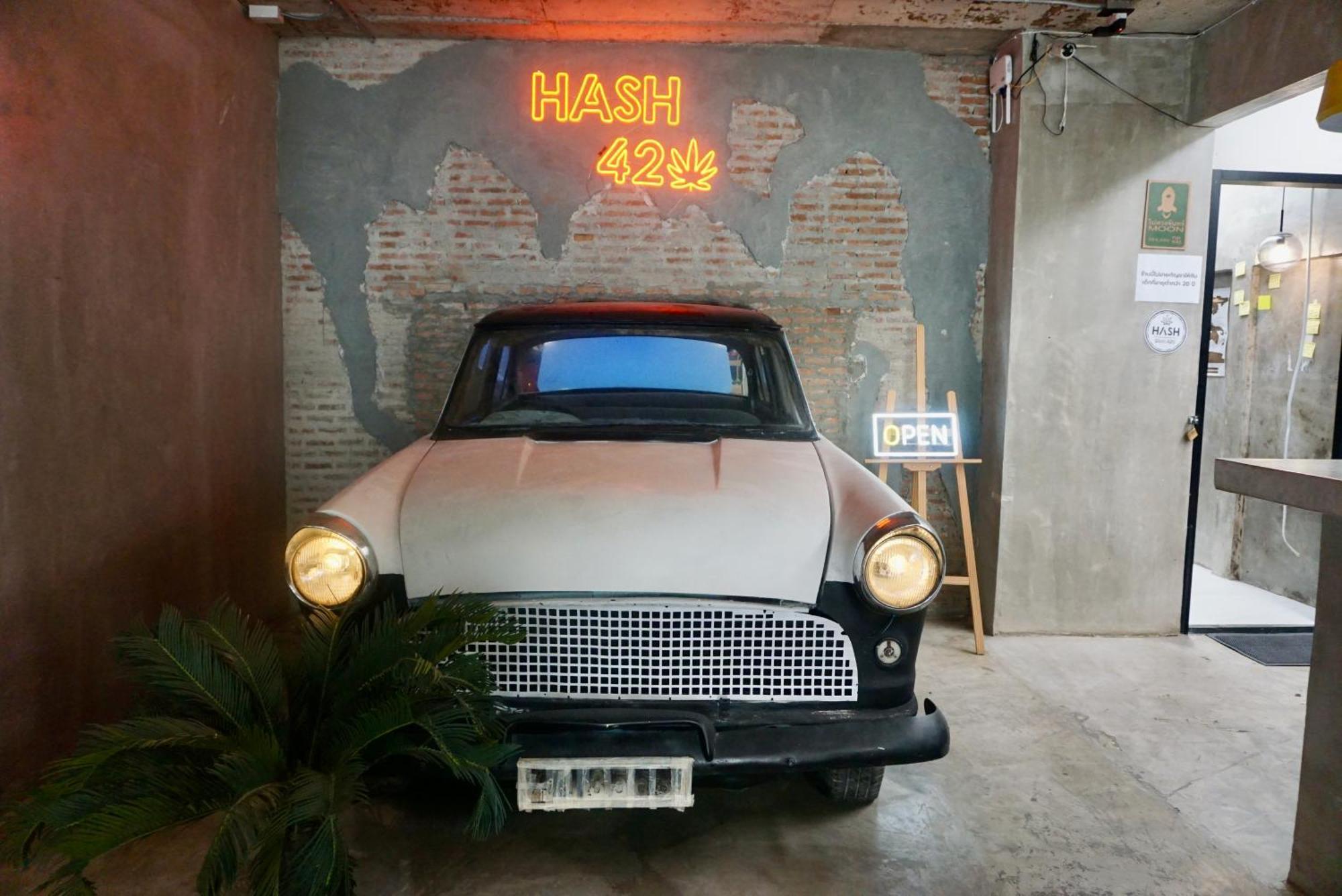 Hip And Funky Apartment Silom Soi 3, With Rooftop View 방콕 외부 사진